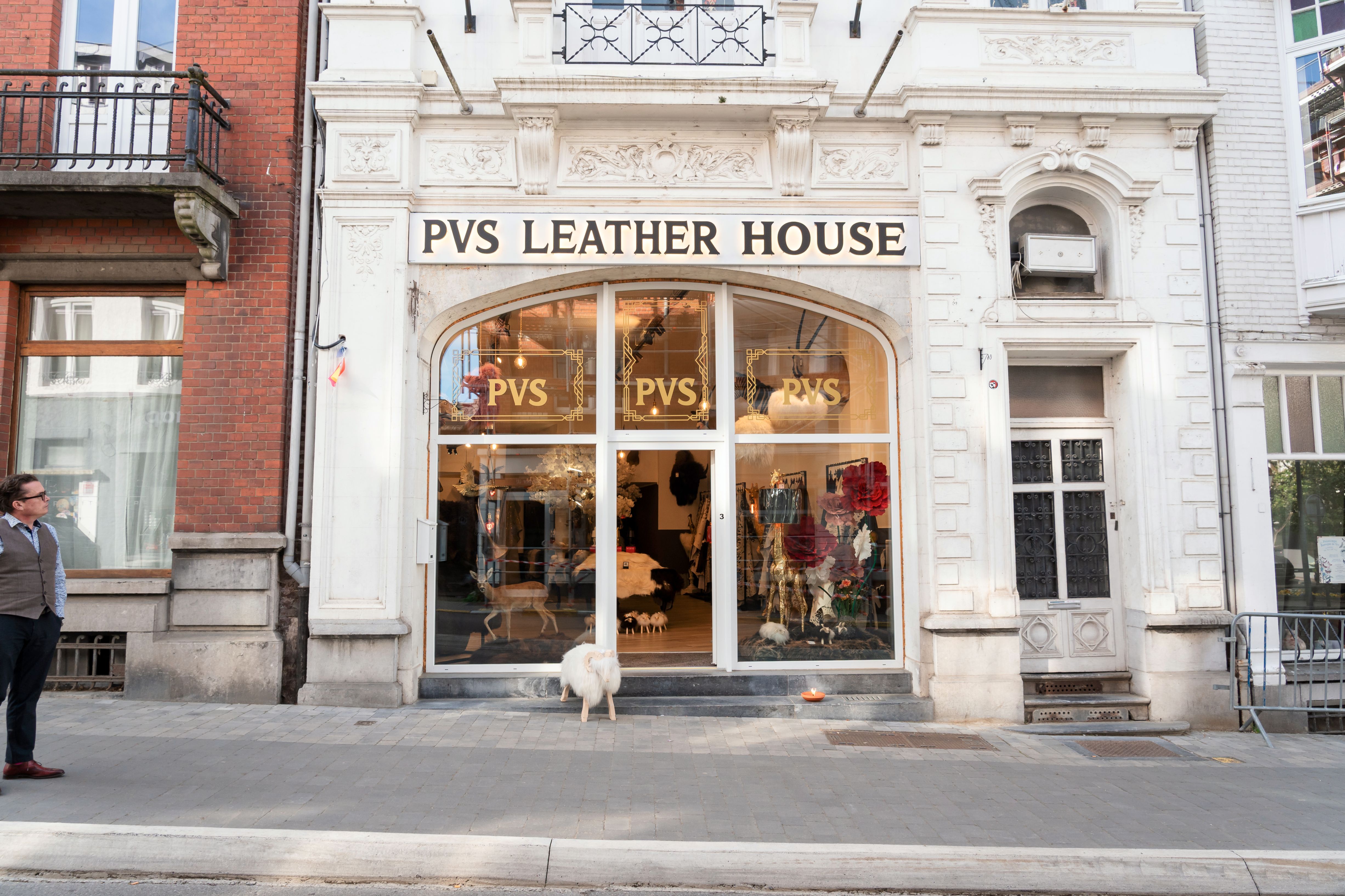 Peau de mouton islandais a longue meche mise en scene par PVS Leather House